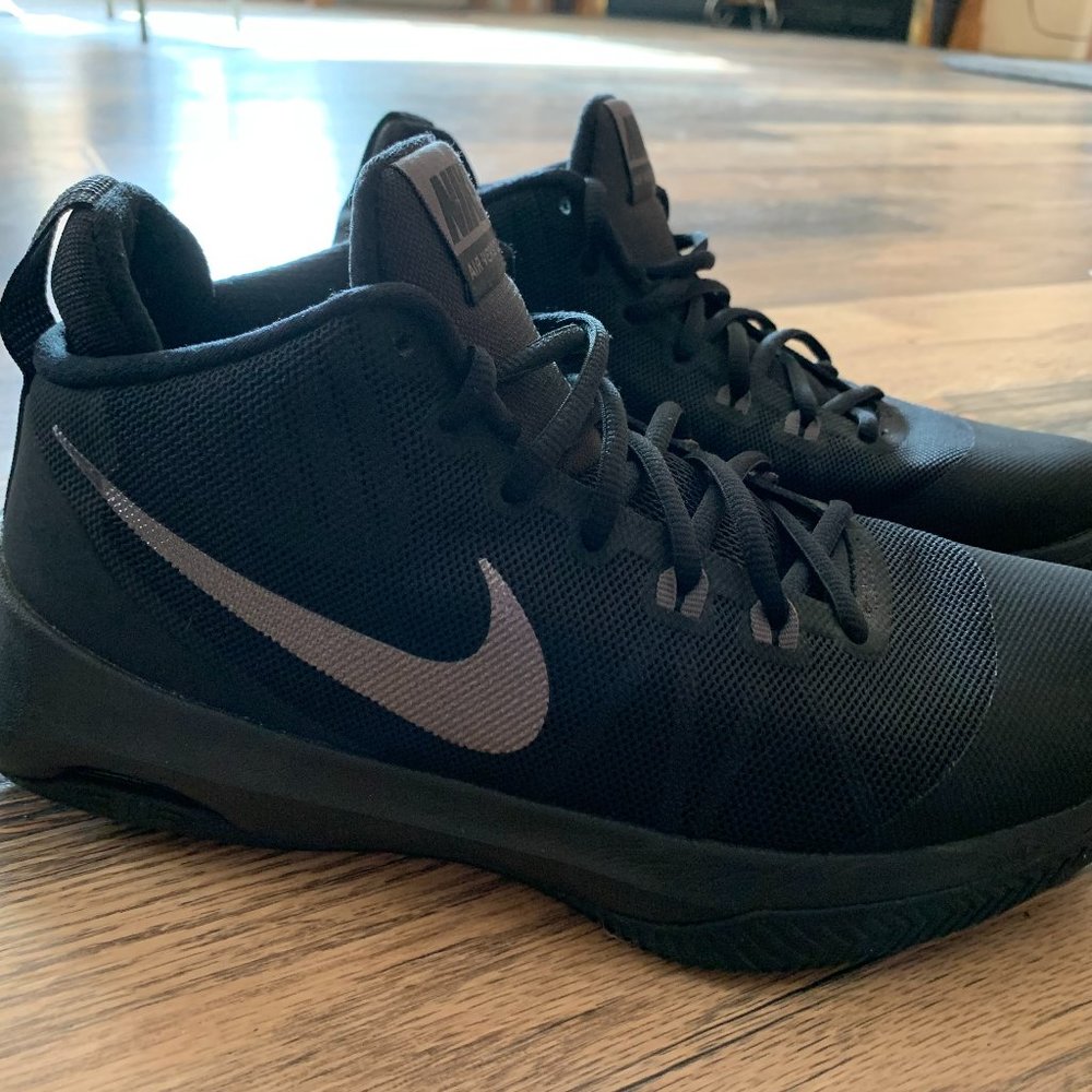 Men's Nike Air Versitile Black Sneakers 7.5M